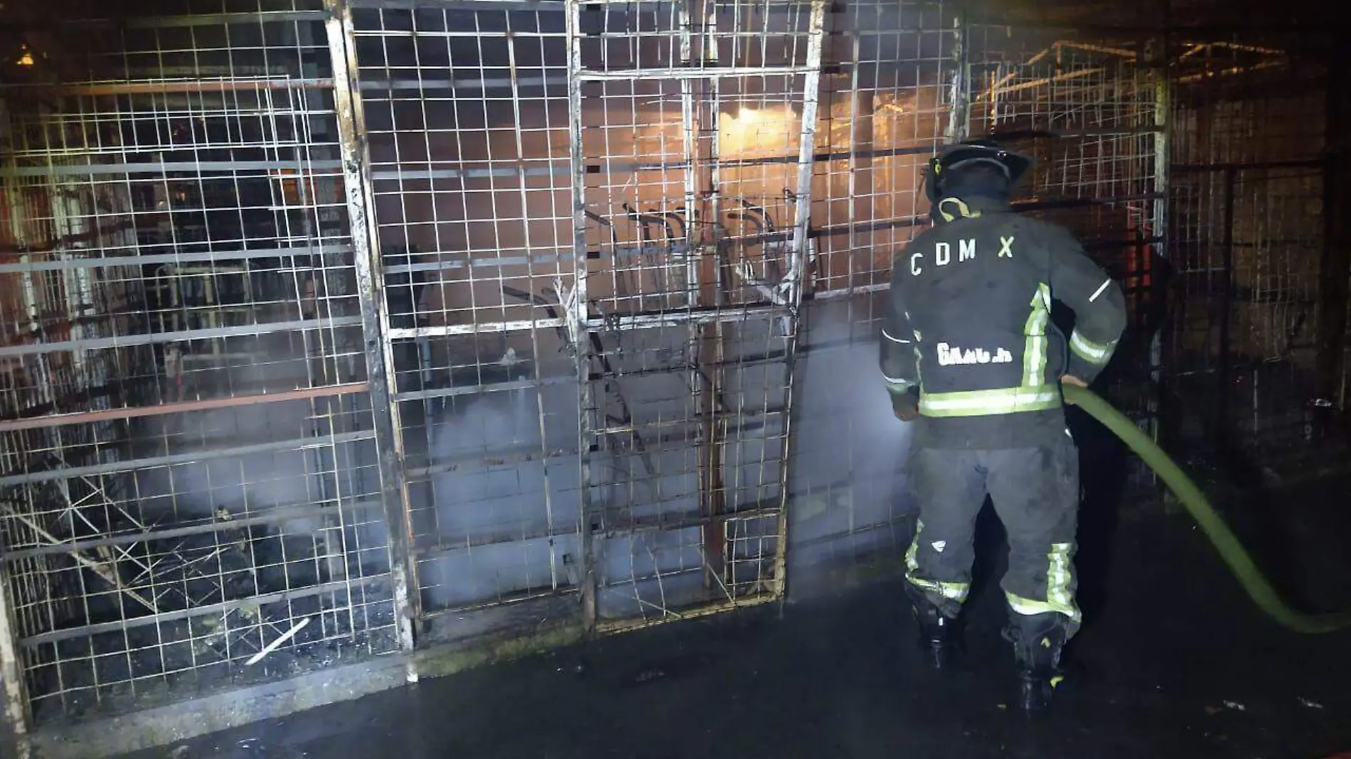 Incendio en Plaza del Estudiante consume comercios y locales